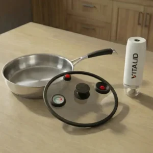 poêle, couvercle et pompe sur un plan de travail d'une cuisine une série d'ustensile pour une cuisson basse température sous dépression