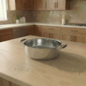 Sauteuse sur un plan de travail d'une cuisine. Un ustensile pour une cuisson basse température sous dépression